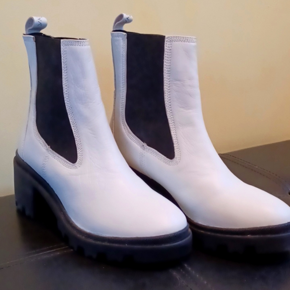White leather Enjoiya boots. 7.5